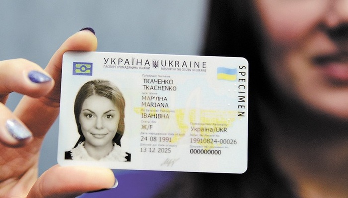 Заменить паспорт в форме книжечки на ID-карту можно будет по желанию